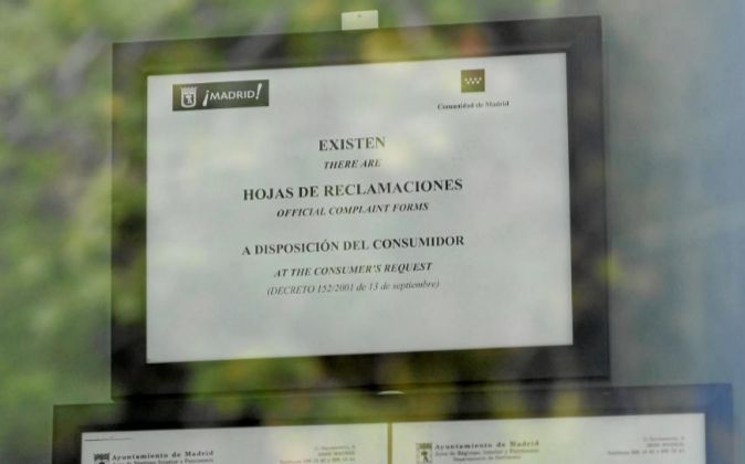 Cartel que pone a disposición una hojas de reclamaciones para el consumidor.