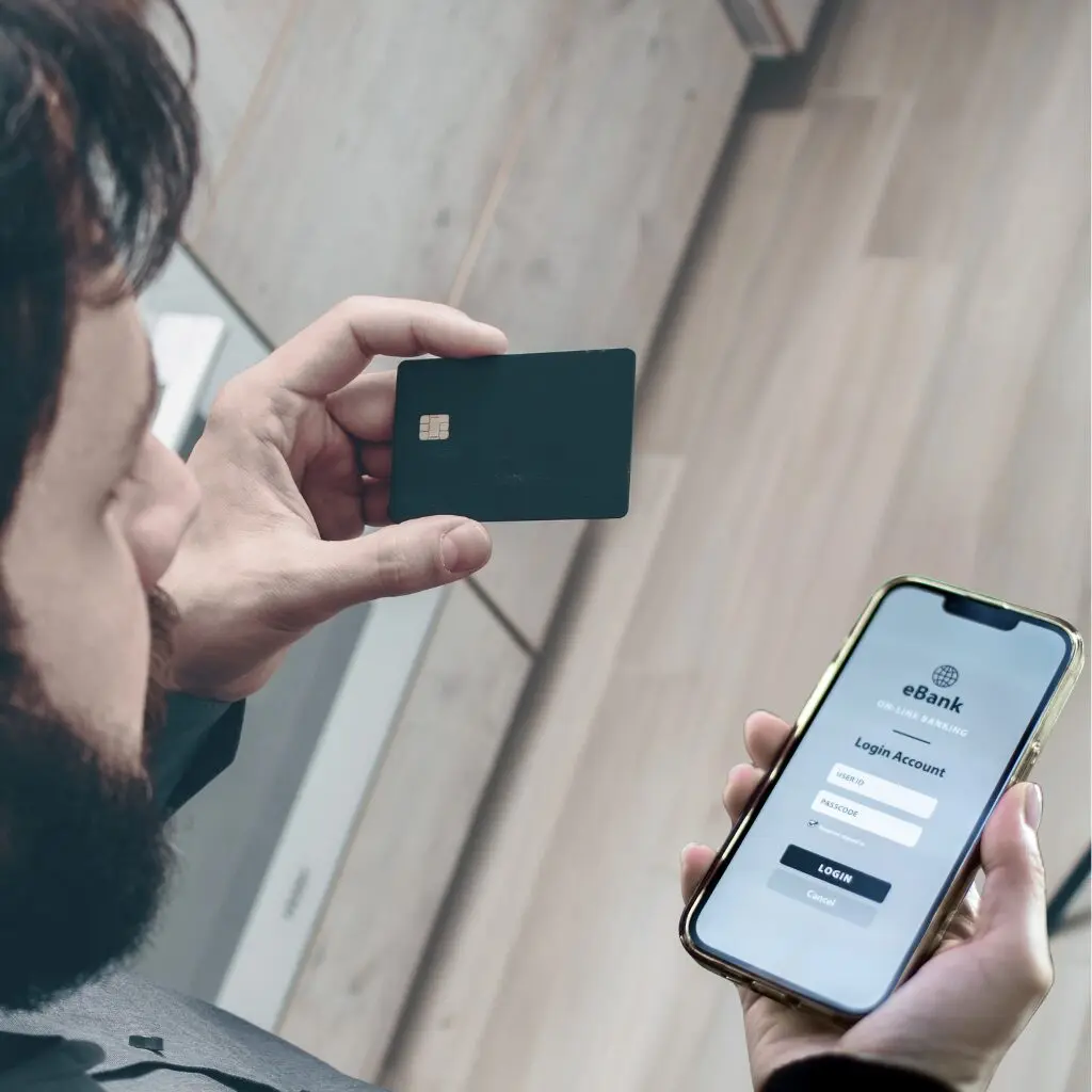 Persona mirando la pantalla de su móvil con preocupación