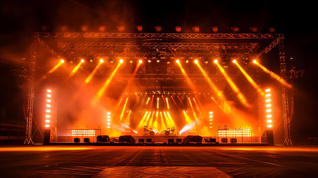 Recinto de un festival de música vacío tras una cancelación de festivales