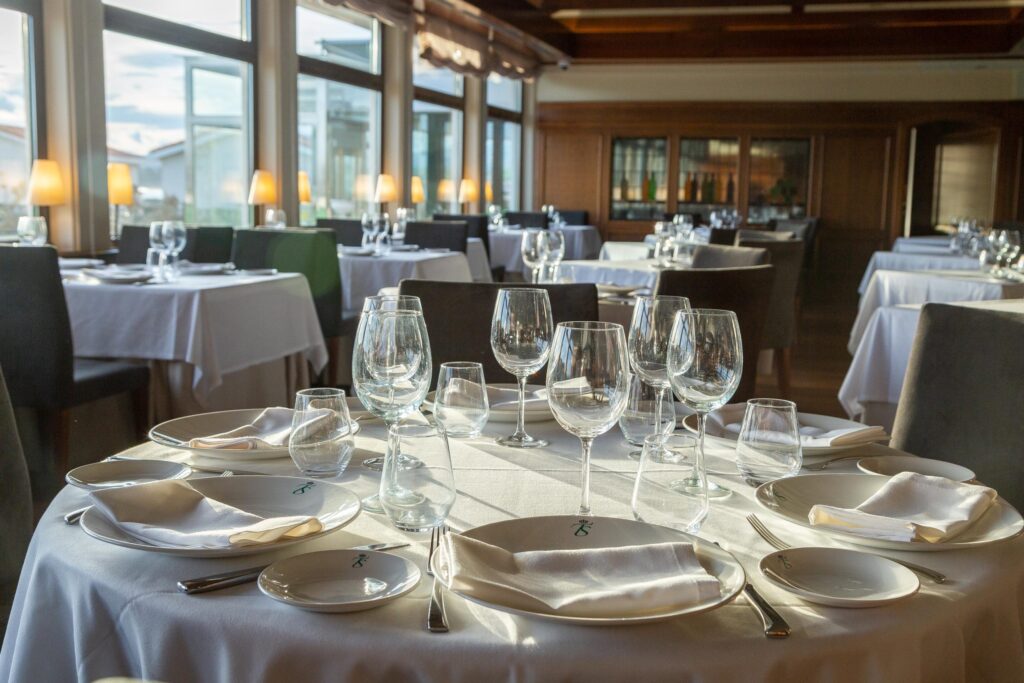 Cancelar reserva en restaurante: ¿Es legal que te cobren una penalización por no presentarte?
