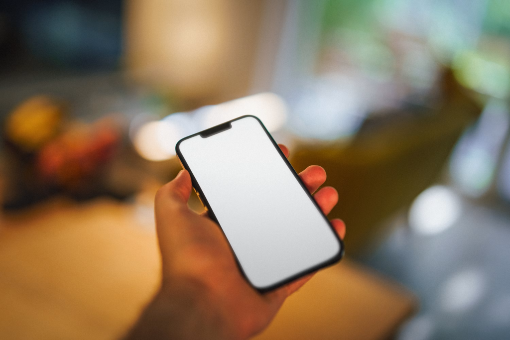 Teléfono móvil sostenido por una mano
