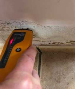 Perito de seguros evaluando técnicamente los daños por goteras en una vivienda