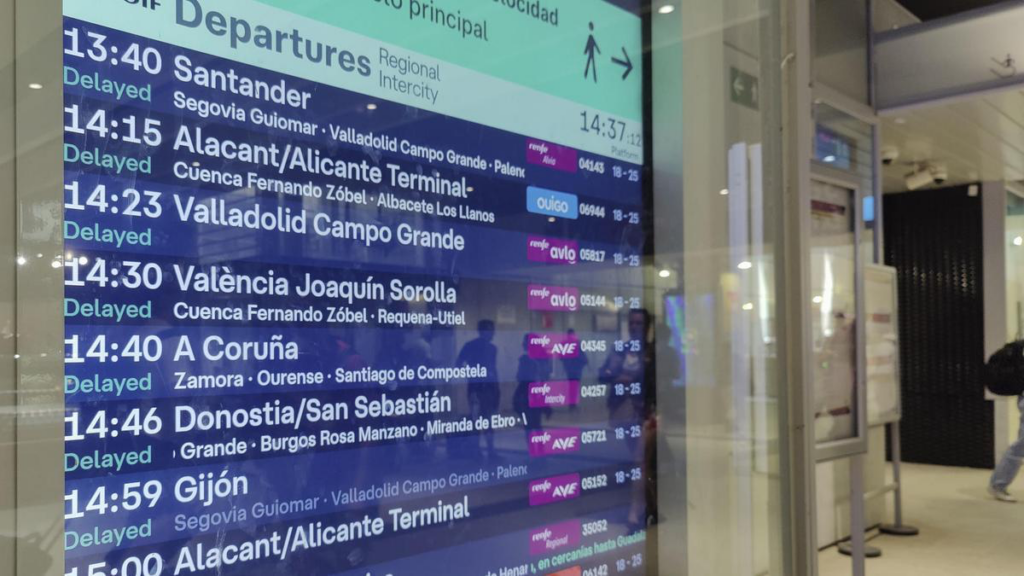 Pantalla informativa con salidas de trenes retrasados por incidencias