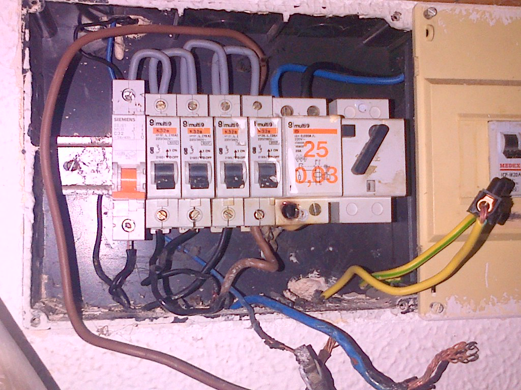 Detalle de un cuadro de contadores eléctricos de una comunidad dañados