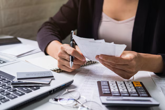 Persona revisando las facturas de compra de los alimentos perdidos por el corte
